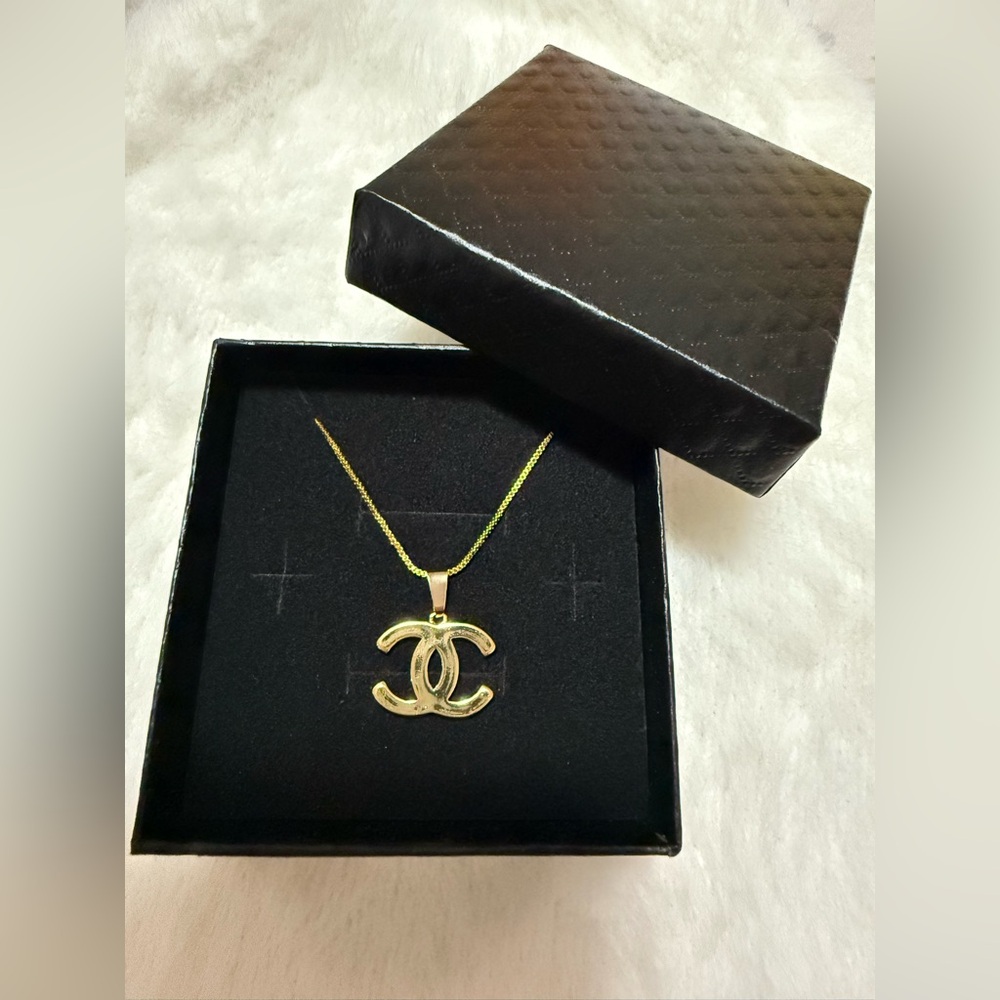 Elegant Pendant Necklace Gold-tone CC Style